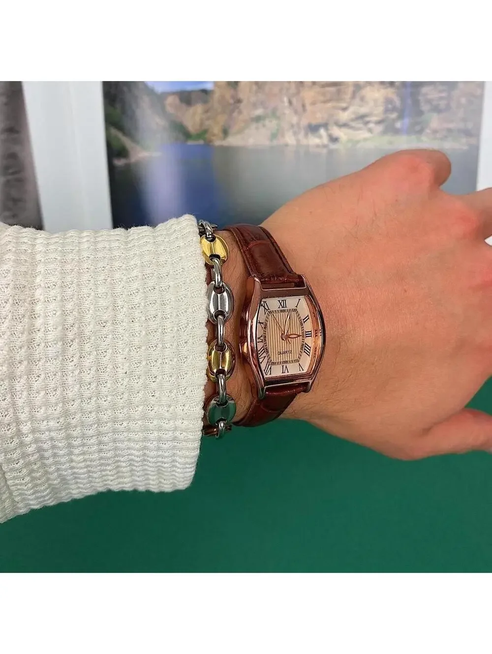 Minimalistic essential vintage style gold and leather style band watch. 9